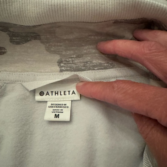 NWT Athleta Triumph Printed Hoodie - Medium - Picture 3 of 13